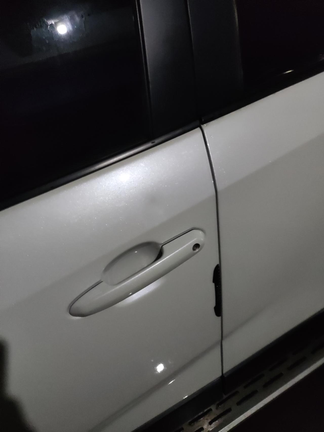 丰田RAV4荣放 就去买东西，大概20分钟的时间，被旁边一个面包车拿东西的时候怼的，新年第一天破处，这怎么办啊，我贴了膜