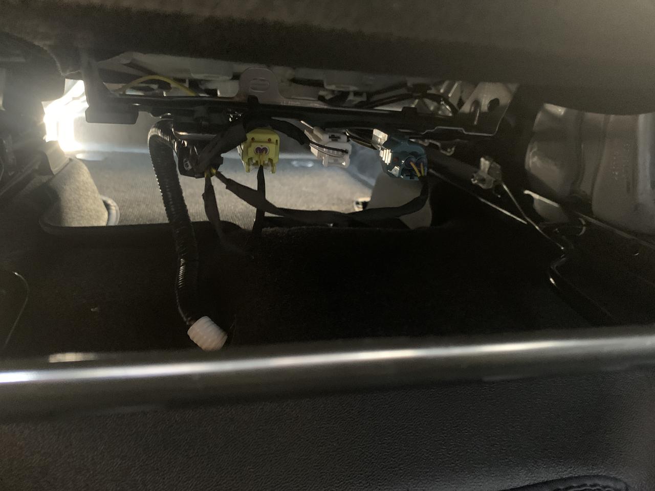 丰田RAV4荣放 荣放风尚，副驾驶座椅是手动，今天发现副驾驶座椅下面有电线和插头，是干嘛用的？可以改装电动座椅的？