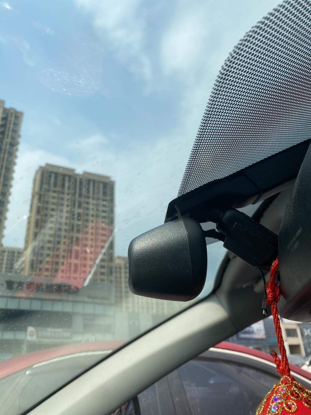 丰田RAV4荣放 买的二手车，荣放16款两驱智尚版，想知道这个东西是啥？原车带的？还是后安装的行车记录仪？有人知道吗？