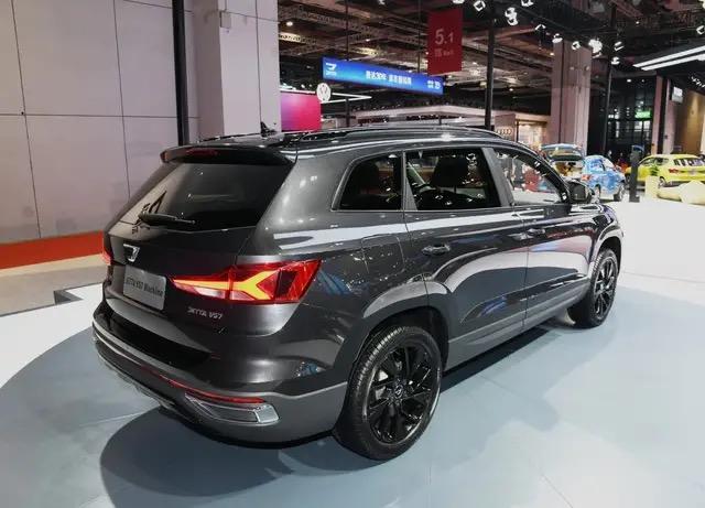 丰田RAV4荣放 选车?必选VS7黑锋版，硬塑料变成了真皮包裹，增加了3000元，但购车优惠3000元，绝对保值，时尚。