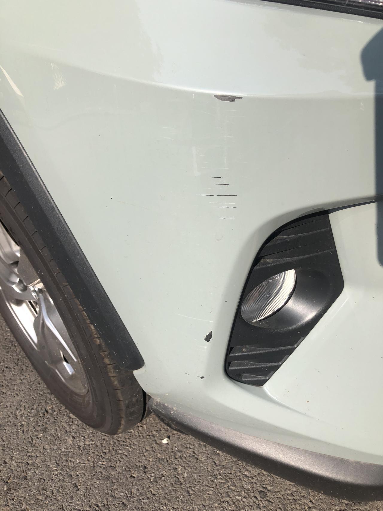 丰田RAV4荣放 新手开车，都不知道什么时候在哪剐蹭的，两次还都是一个位置，第一次是下边的伤痕，第二次是最上边那块，请问