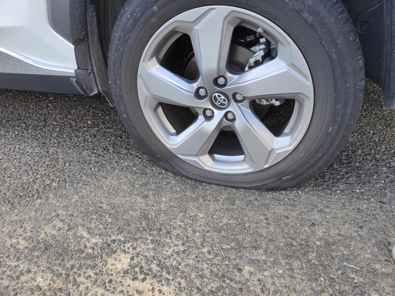 丰田RAV4荣放 今天在路上轮胎爆胎了，第一次经历这种事情。新车才开了一个多月，怎么轮胎这么不耐用，是碾到尖东西了？各位