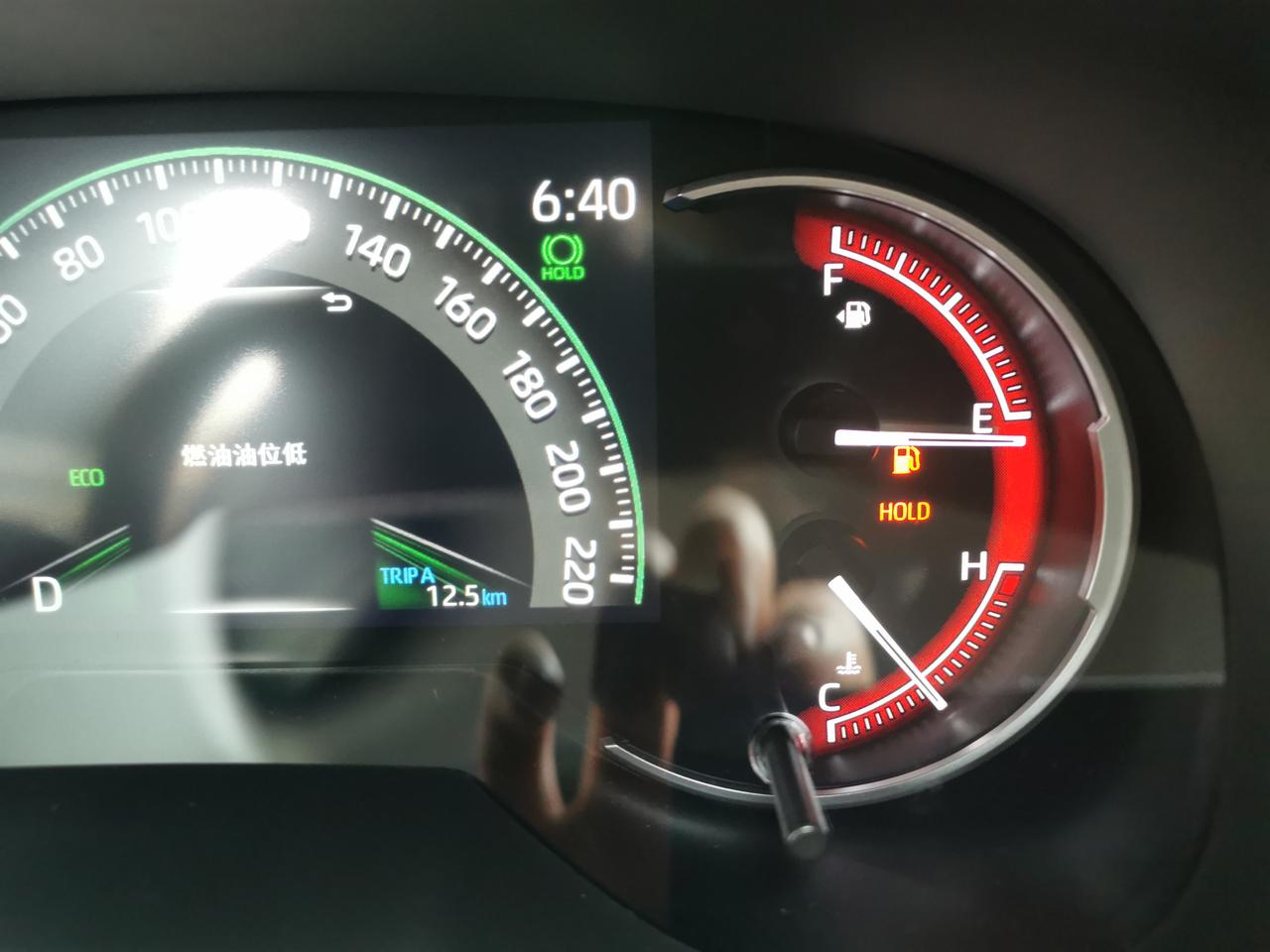 丰田RAV4荣放 刚提的新车，没油了，油表指针掉到了E的下方，不在刻度线内，正常不？