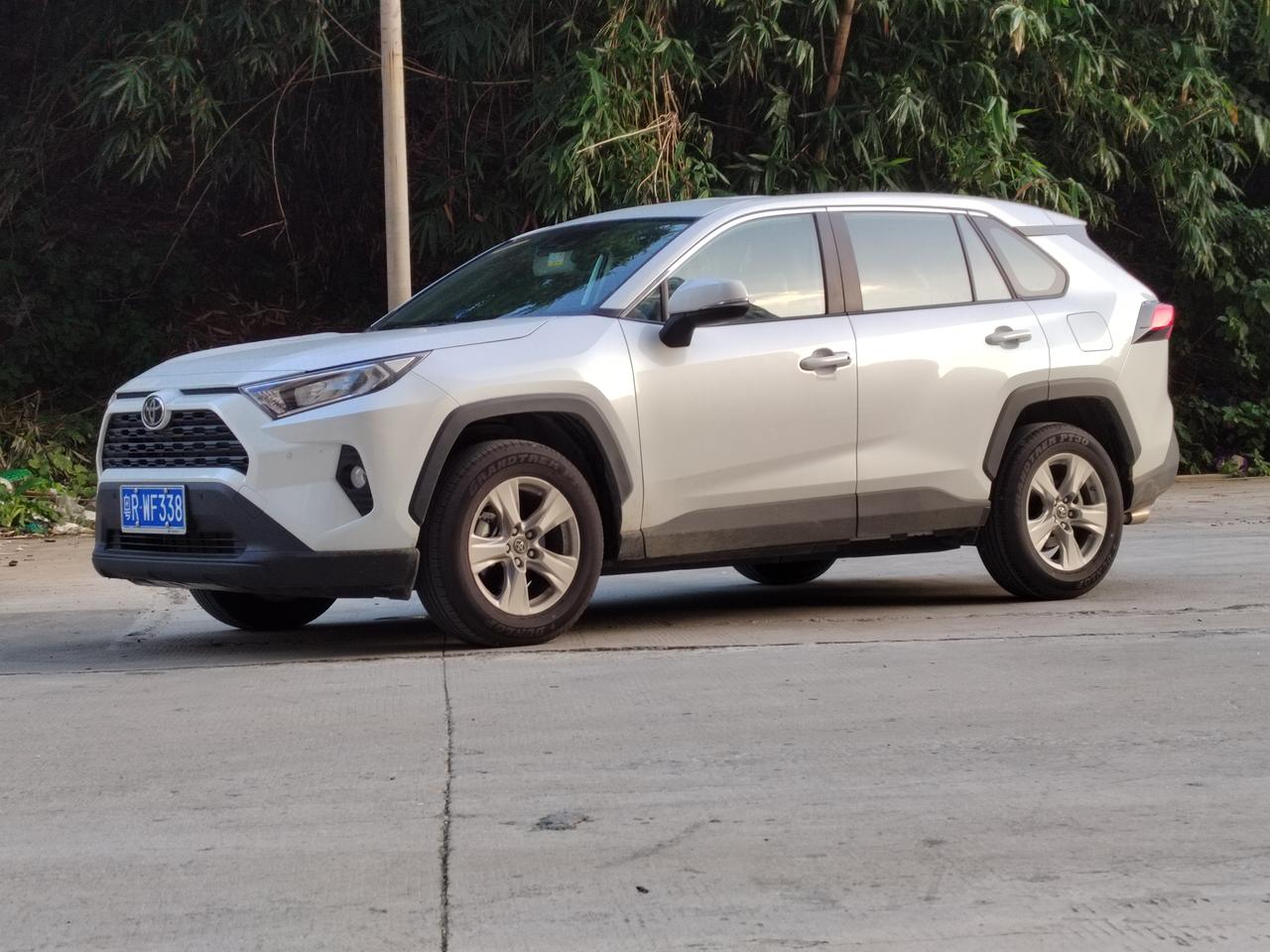 丰田RAV4荣放 起步打转向的时候有咯吱的声音，尤其原地打转向，这样正常吗？