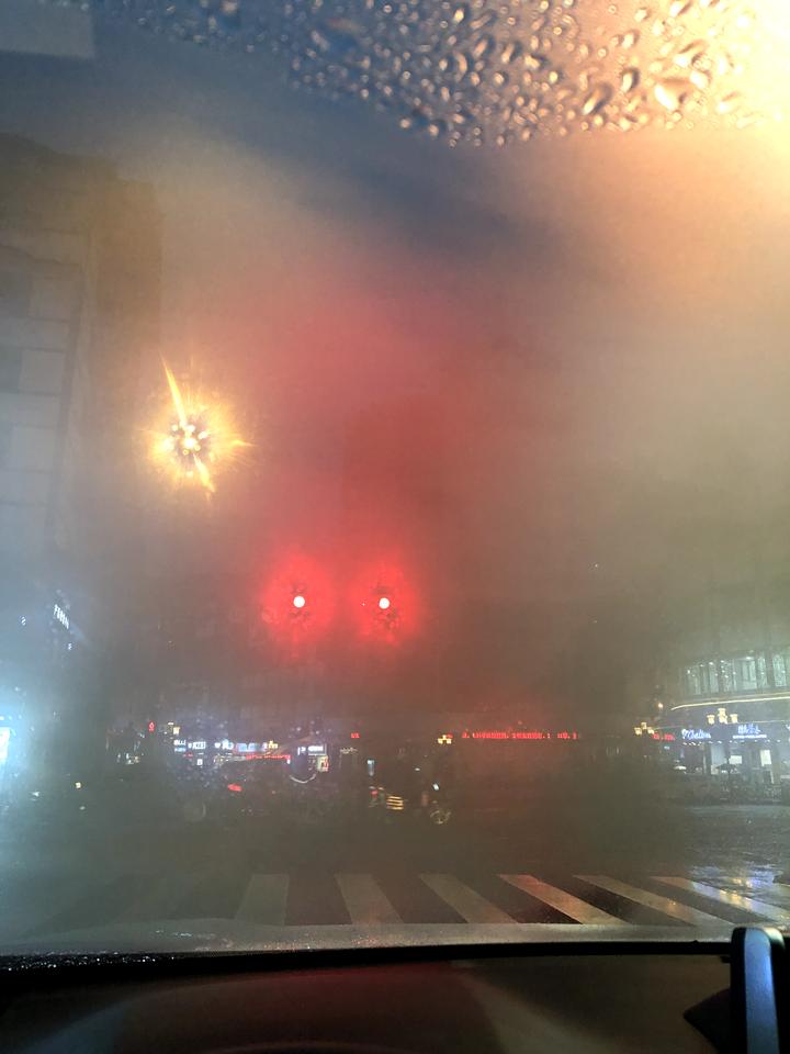 丰田RAV4荣放 荣放2020款，下雨天开了后视镜加热，然后车里全是雾气。下雨天，开了后视镜加热，就是图上第二个按钮，然