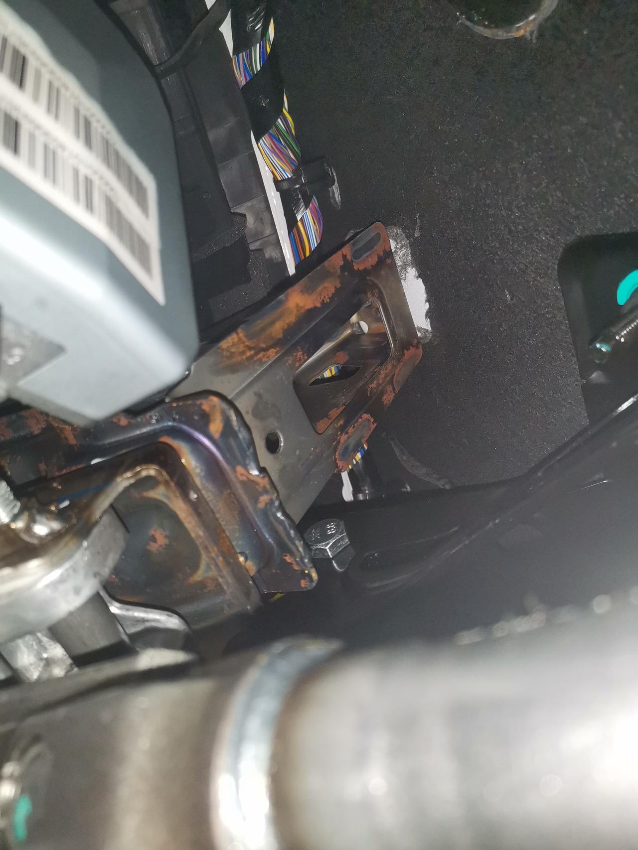 吉利帝豪 新车这个地方有锈迹怎么回事？？  哪位大神知道