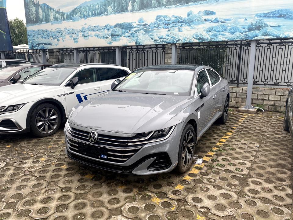 大众CC 纠结model3和cc380夺目中model3优势在提速、科技、辅助驾驶和便宜的后期费用，内饰和悬架是减分项，