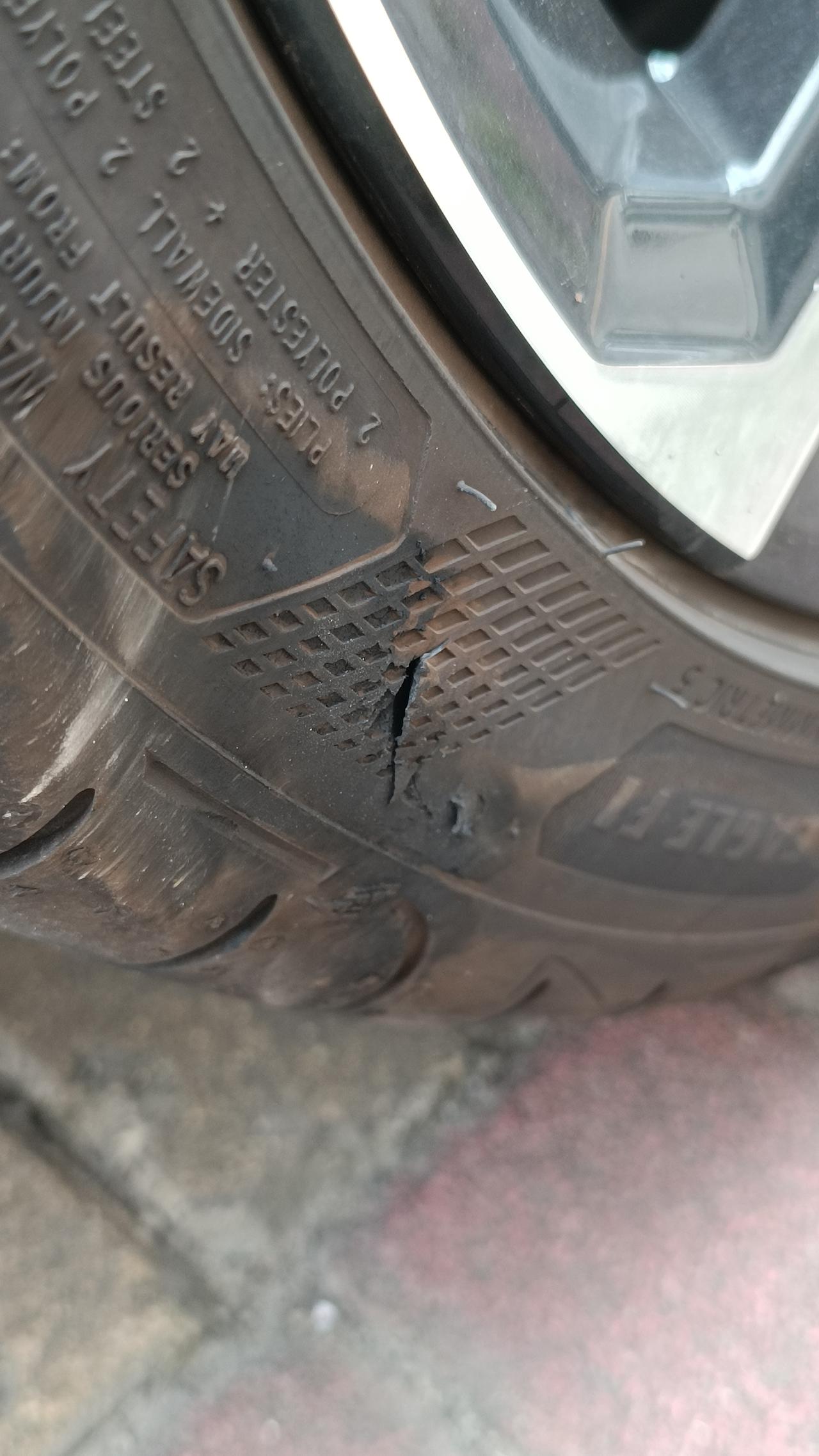 奥迪A3 这种要换轮胎了吗？