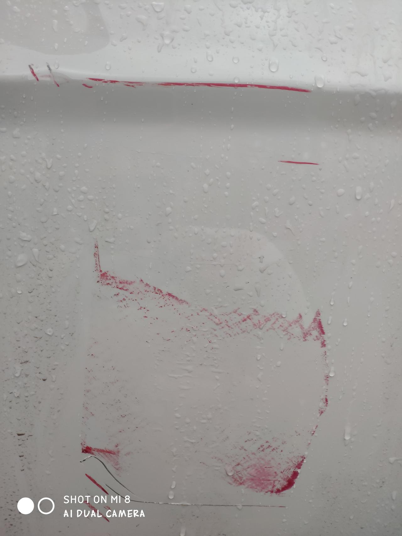 吉利帝豪 这是伤到底漆了嘛  需要处理嘛  晚上停自家门估计被红色三轮蹭了  好气哟