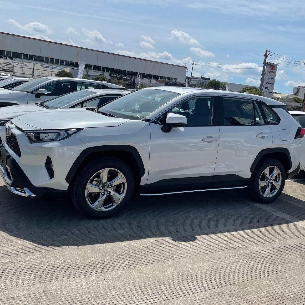 丰田RAV4荣放 荣放2022款2.0L风尚版，分期落地19.6个珍珠白，带皮座椅，前后保险杠，左右踏板，5年机油，发动