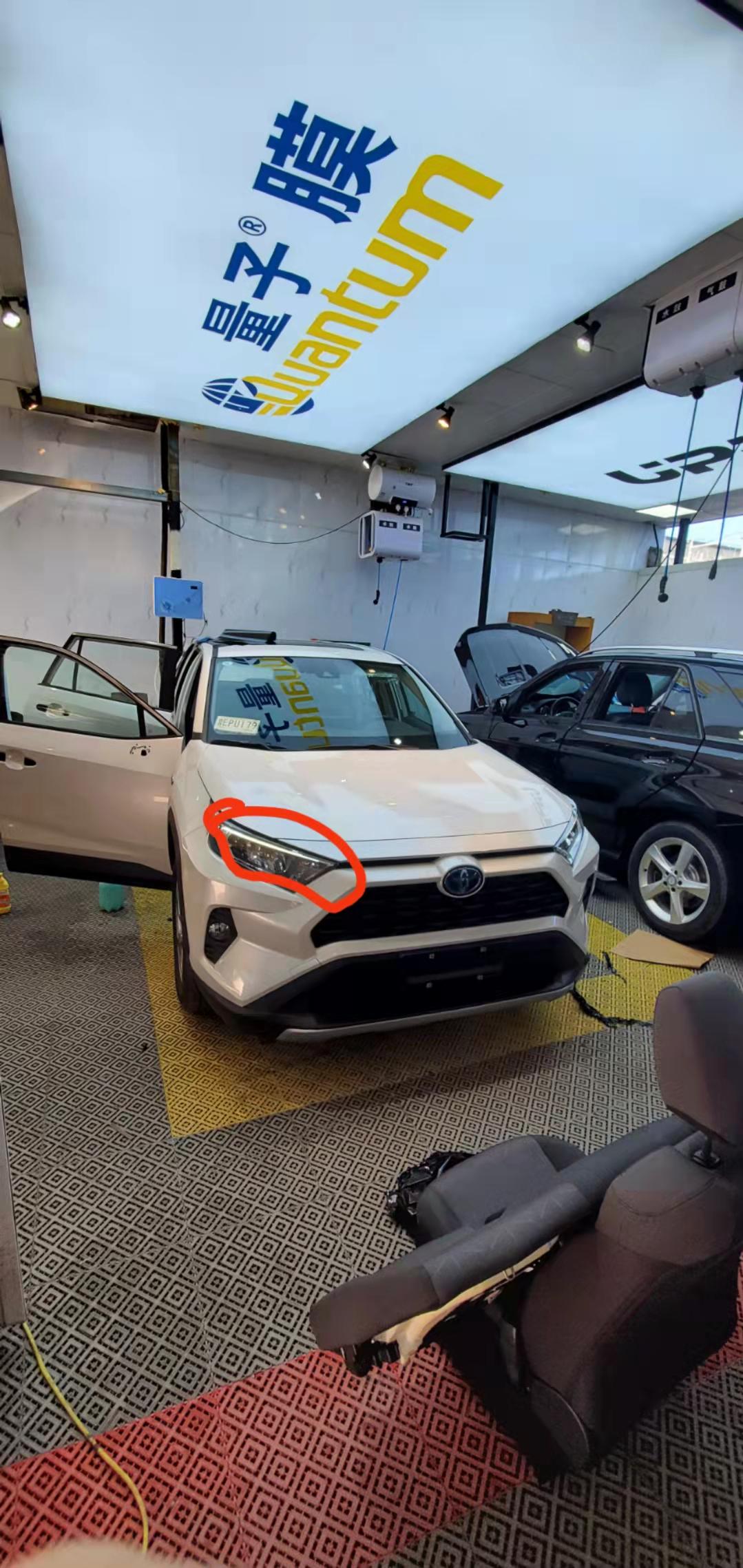 丰田RAV4荣放 请问下图两个灯    哪个才是荣放的日间行车灯呢？
