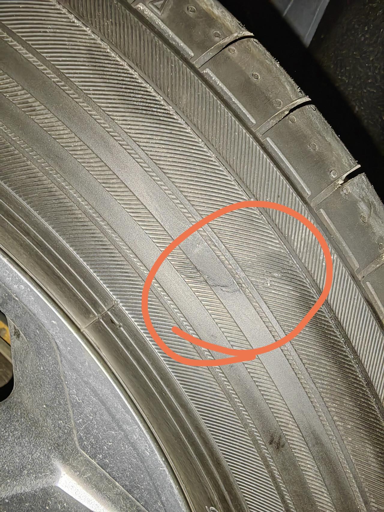 丰田RAV4荣放 轮胎过马路牙子被蹭到了，各位看看怎么办，能不能上高速有必要换轮胎吗？