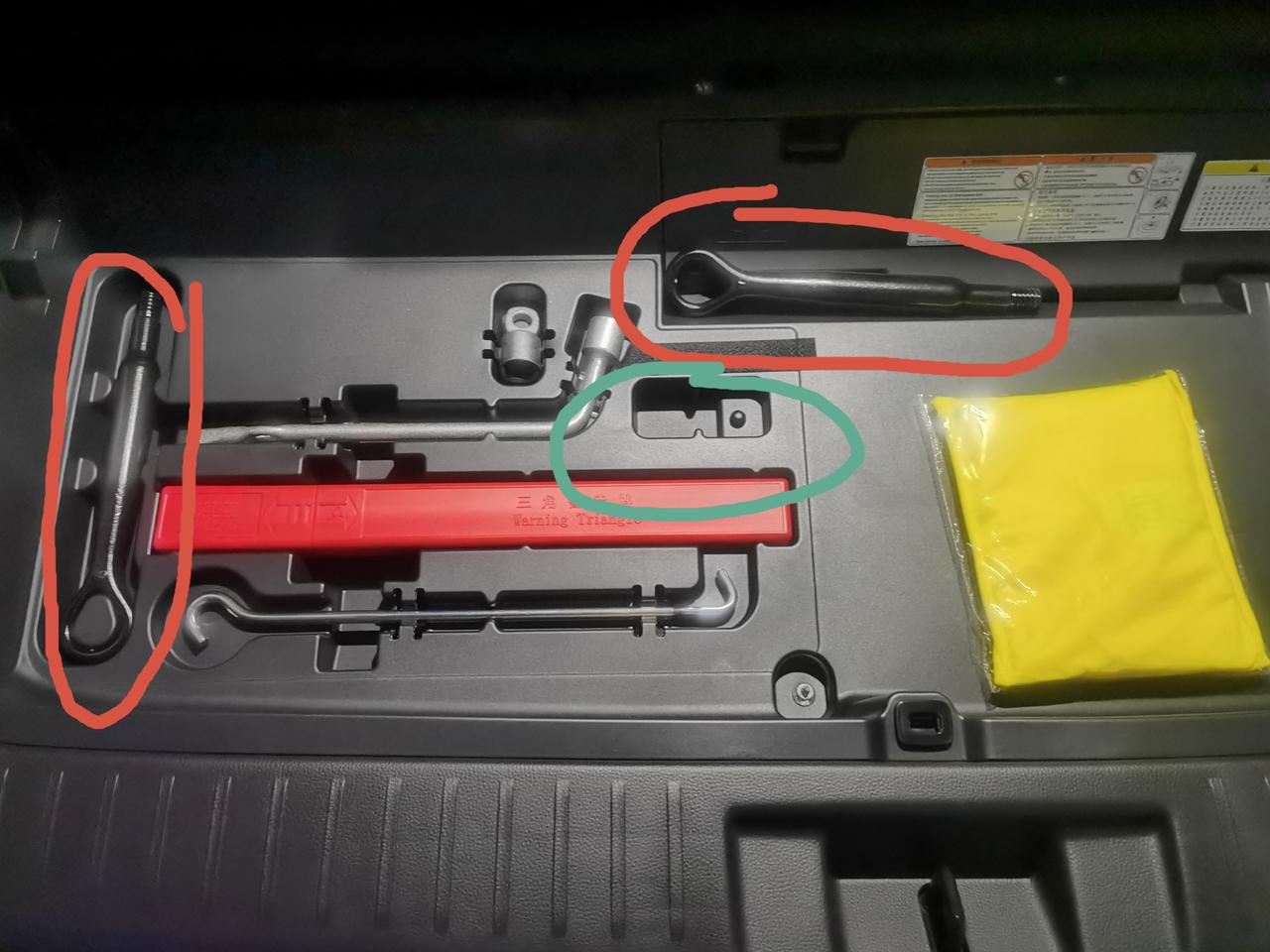 丰田汉兰达 请教车友们，红色圈里的拖车勾是不是给多了我一个？而蓝色圈里是不是又少给了我一个什么？
