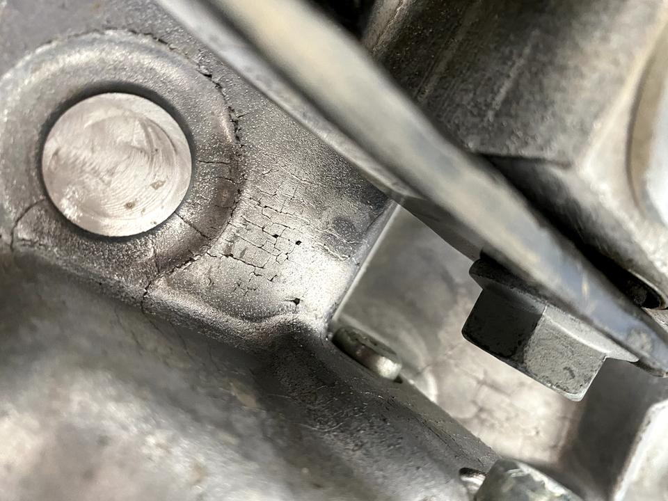 大众CC 21款大众cc330炫目版，变数箱上有很多裂纹，还有点严重，这个正常吗？