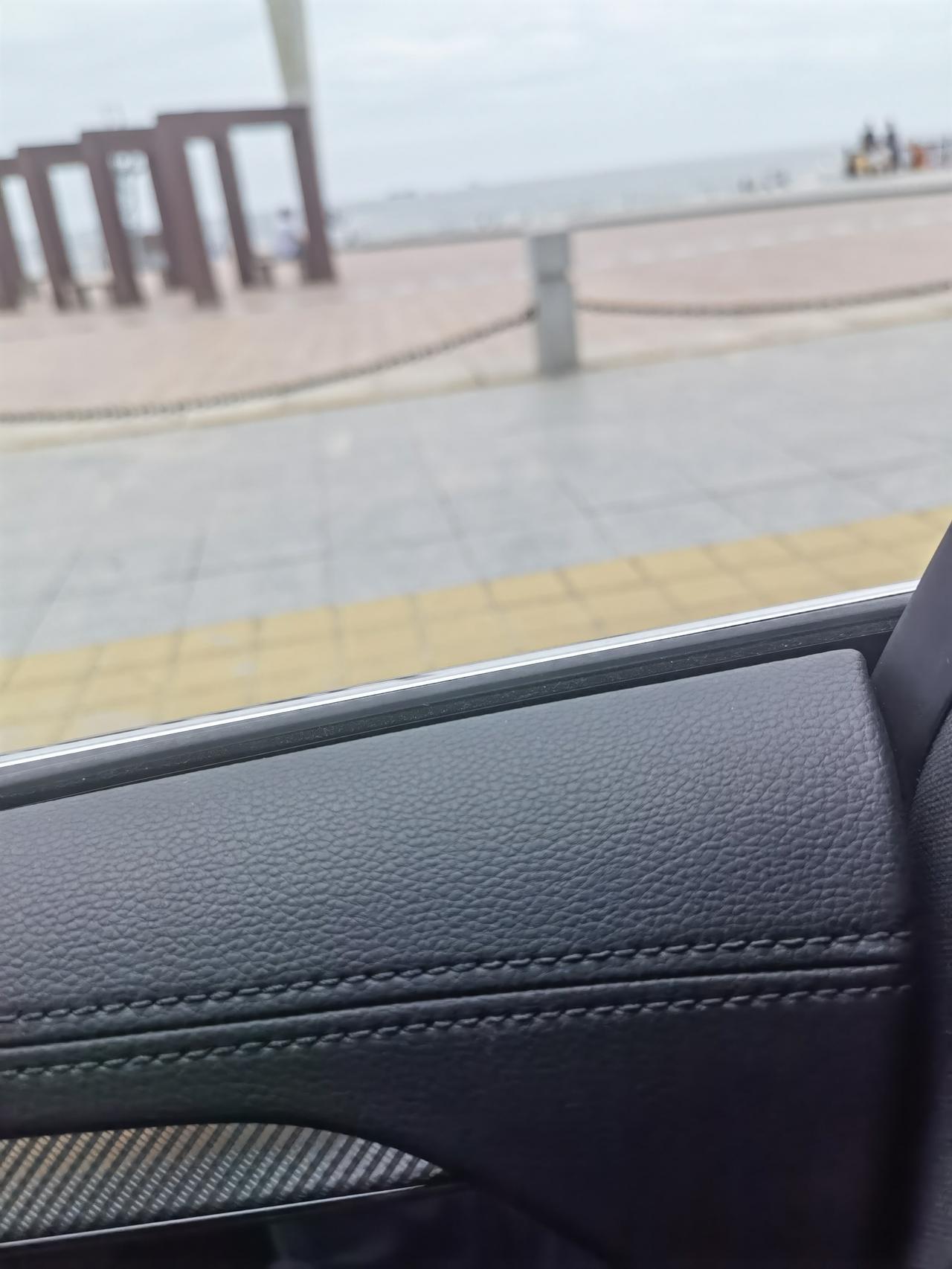 大众CC 今天偶尔发现副驾车窗全部降下后还剩一点，主驾位置是全部降下进去的，大家都这样吗