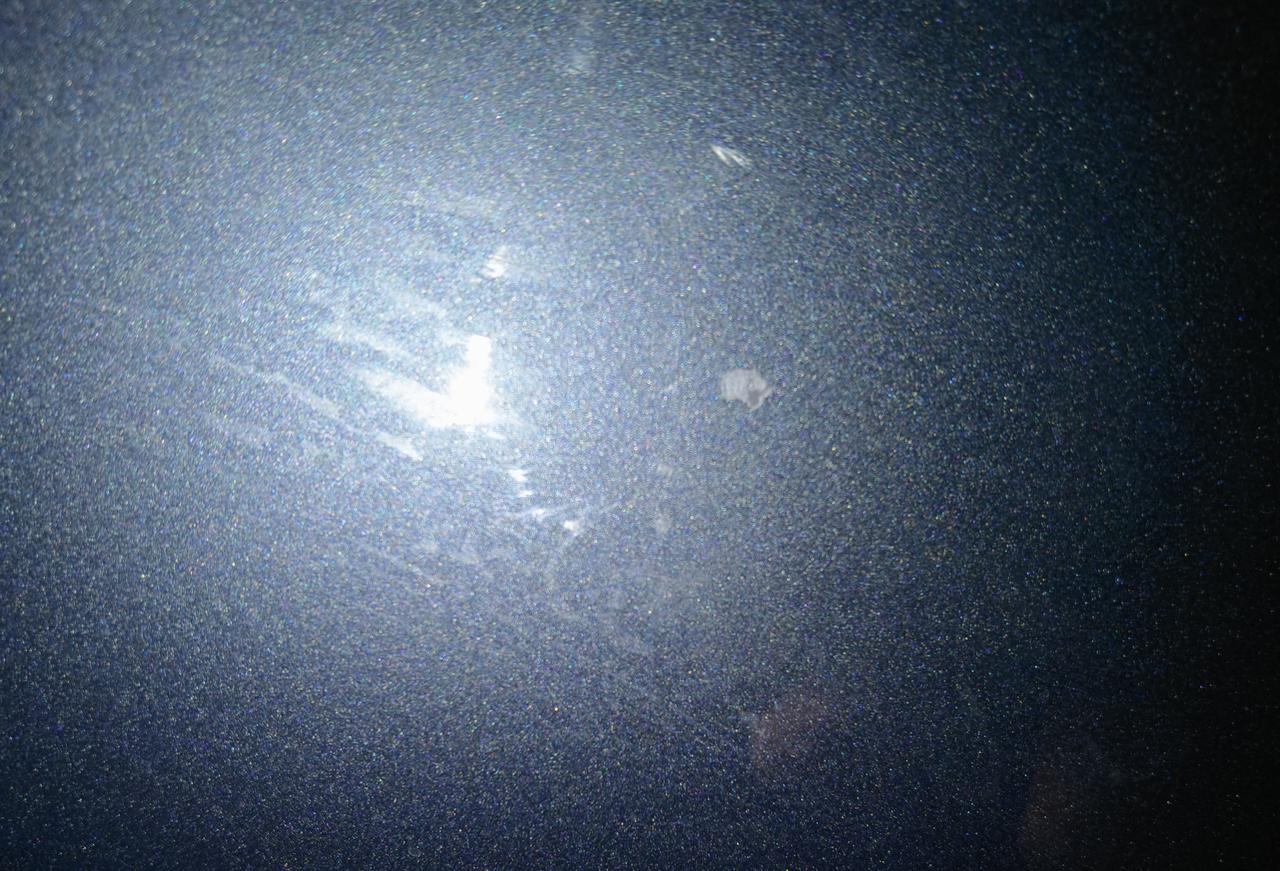 沃尔沃XC60 兄弟们，左后门被旁边车开门的时候擦成这样，实际为米粒般大小，需要去补漆嘛，不补会不会生锈，
