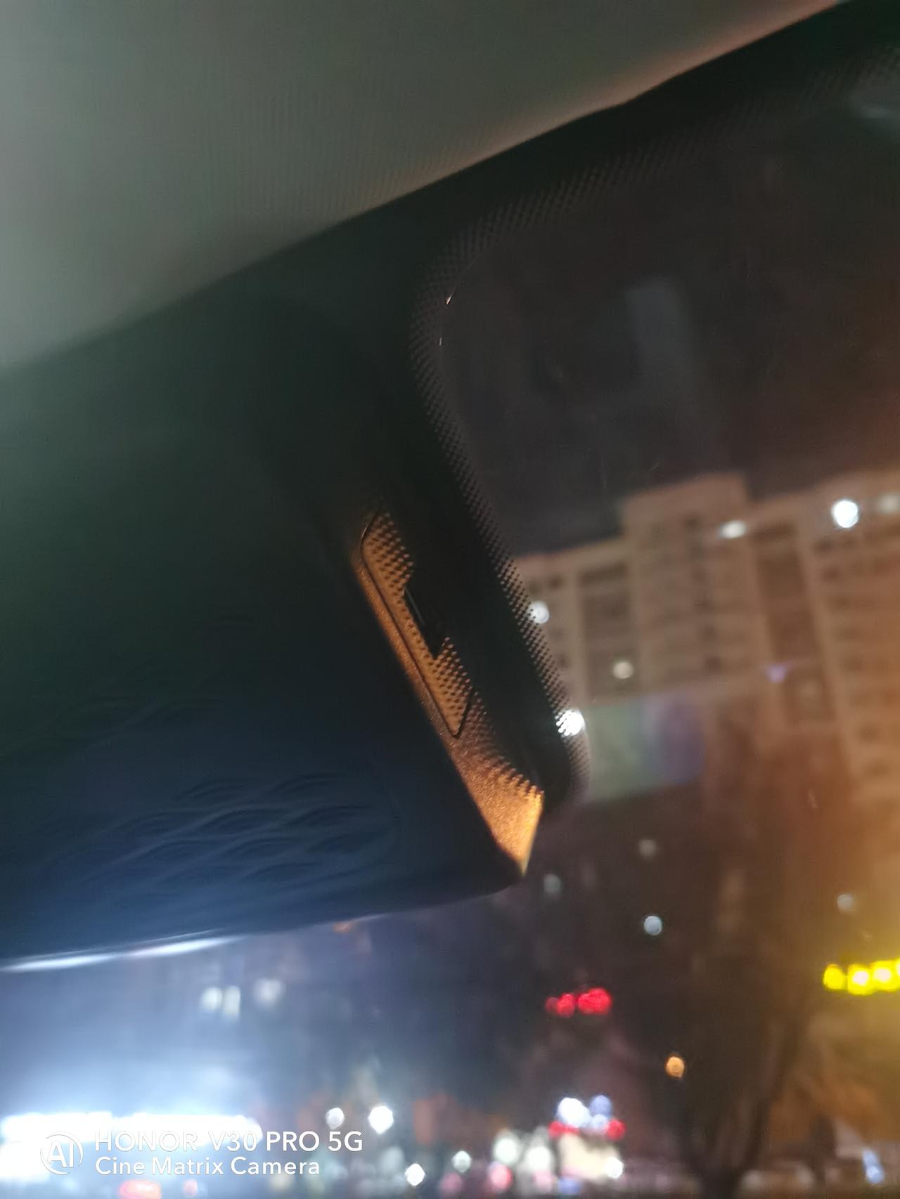 奇瑞艾瑞泽8 谁知道内后视镜后面的那个usb接口是干什么用的，能给记录仪供电么