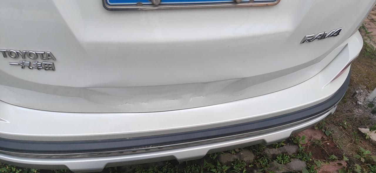 丰田RAV4荣放 铁子们，后备箱这里不知道啥时候被撞了，就这里凹进去了，其他地方又没有事情，昨天去修理店说要400块，算