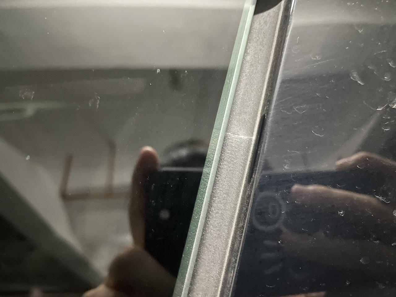 大众CC 左边前后车窗旁边泡沫质地的地方有两道裂痕般的横条，其中前门窗裂痕扒开里面看，都有点破损了，都不知道这两道裂痕是