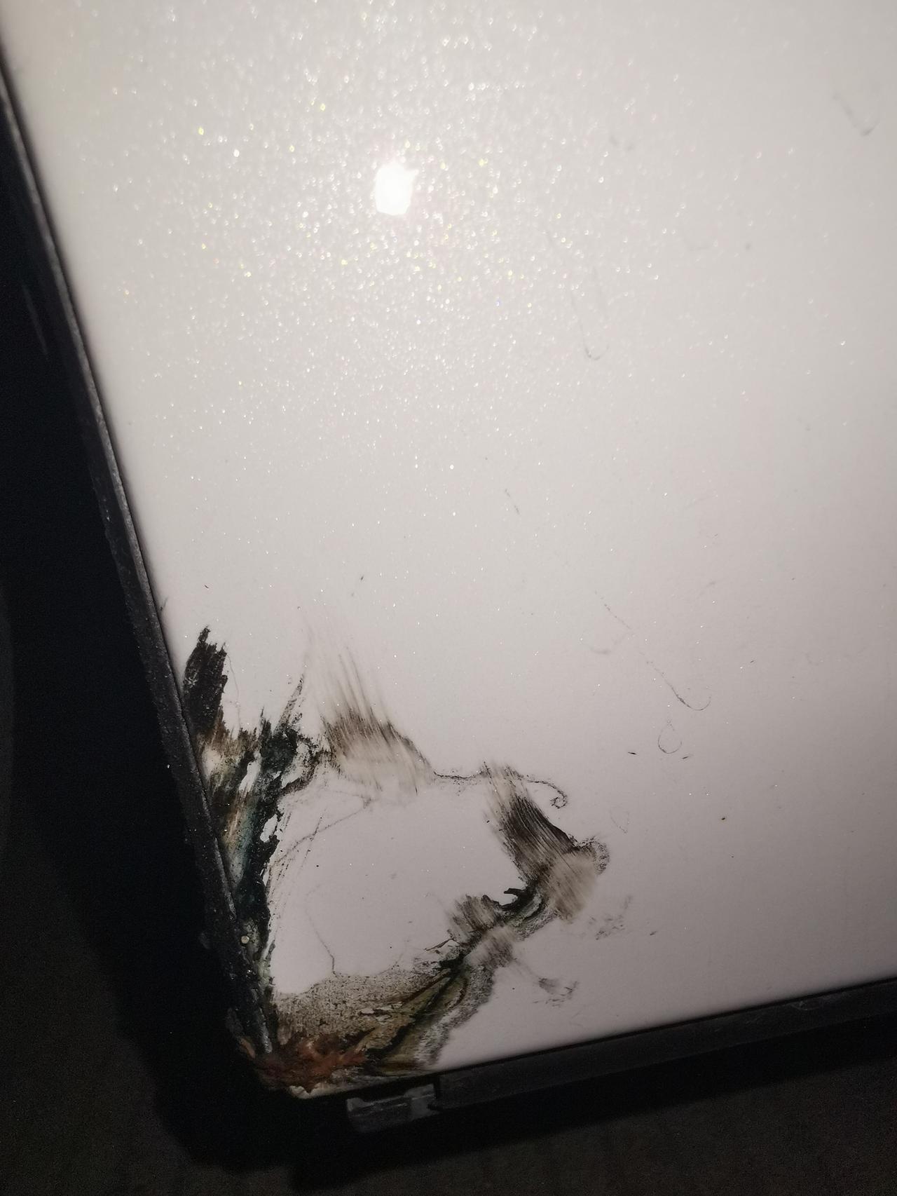 马自达3 昂克赛拉 左前轮侧边 门护板侧裙处有类似黄油的东西 有没有大神知道这是啥情况