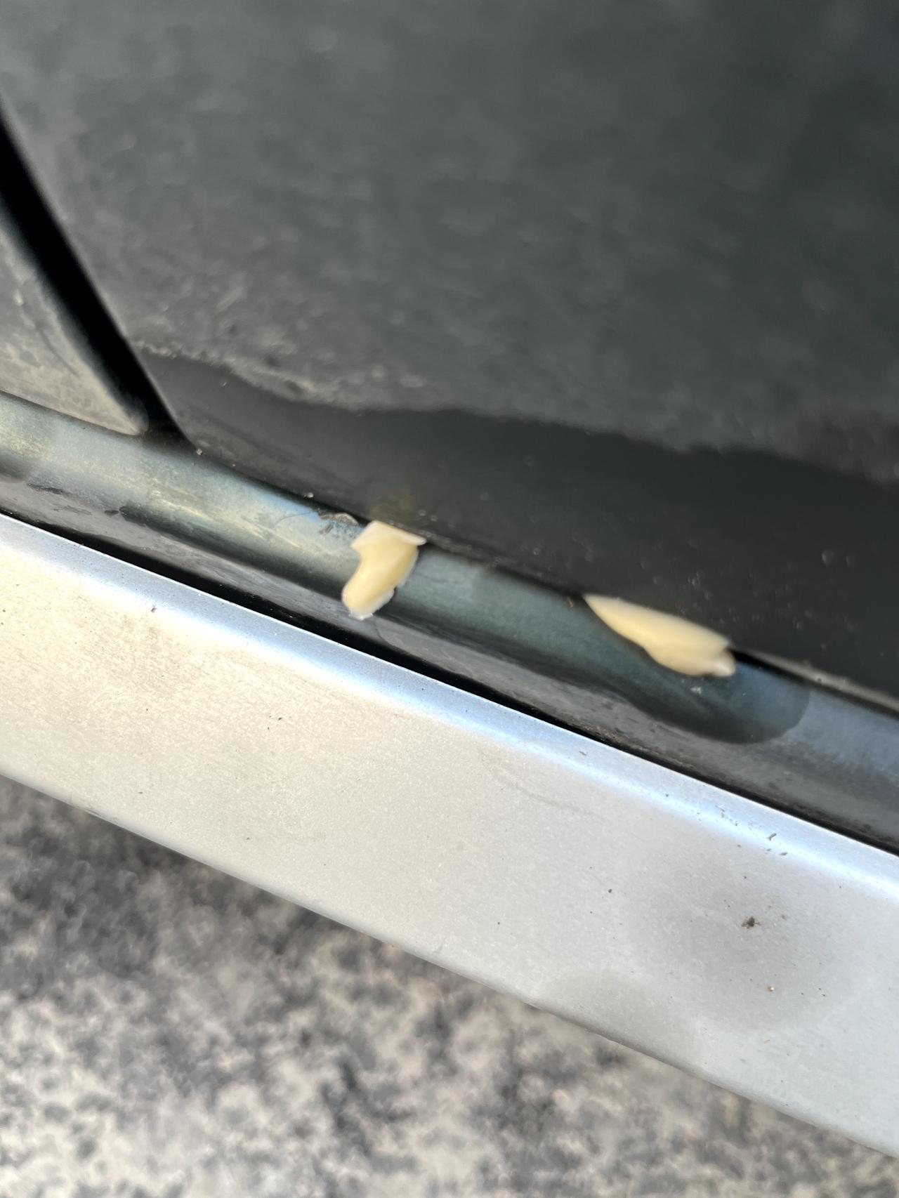 奥迪A3 今天下车看见四个车门底下都有这个像蜡一样的东西，有懂哥知道这是什么吗，有没有影响