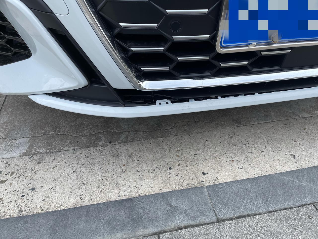 奥迪A3 前保险杠撞了 维修需要多少钱？自己修还是走保险划算？