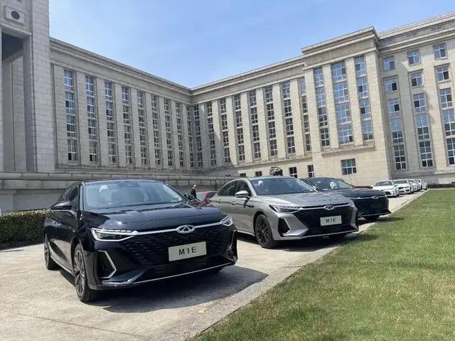 奇瑞艾瑞泽8 厂家要开始分车4儿子店要下订单了，老铁们选什么颜色好？（黑色灰色纠结中）