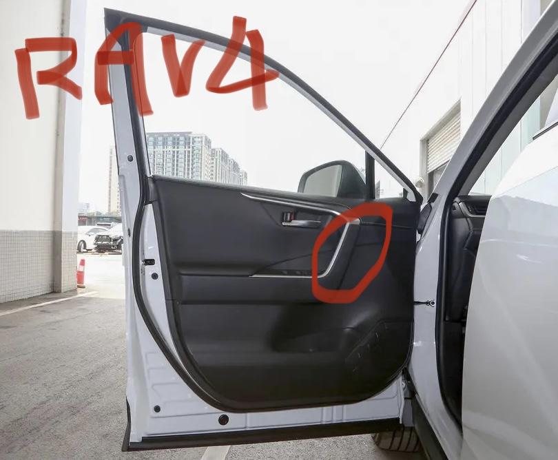丰田RAV4荣放 请问各位车友，在车内关门都是拉车门把手吗？荣放的把手离门轴太近了，工程力学里就是力臂短，不好发力，要很