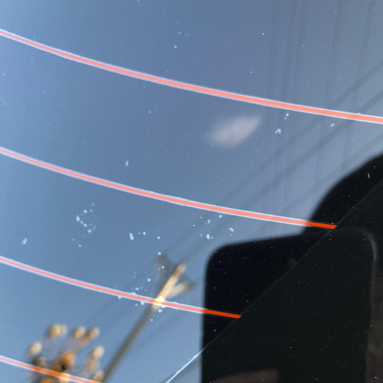 丰田雷凌 请问4s店给贴的后挡玻璃膜，十天后发现有这些小点点，是正常的么？ 需不需要去喊他们重新弄？