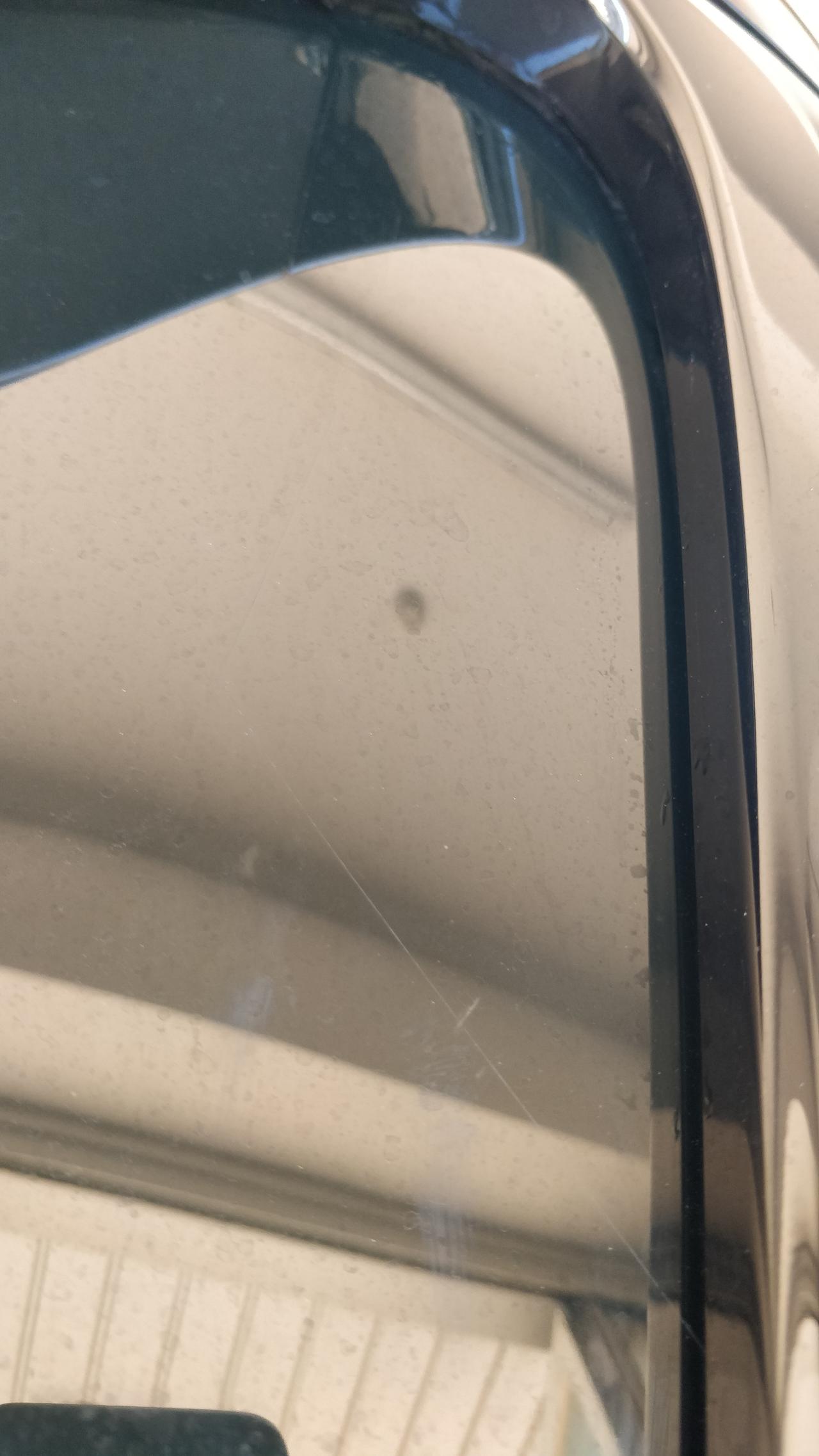 18款汉兰达后挡风玻璃右上角开裂4S店结果是刮到的到底是怎么刮？才能刮到里面？