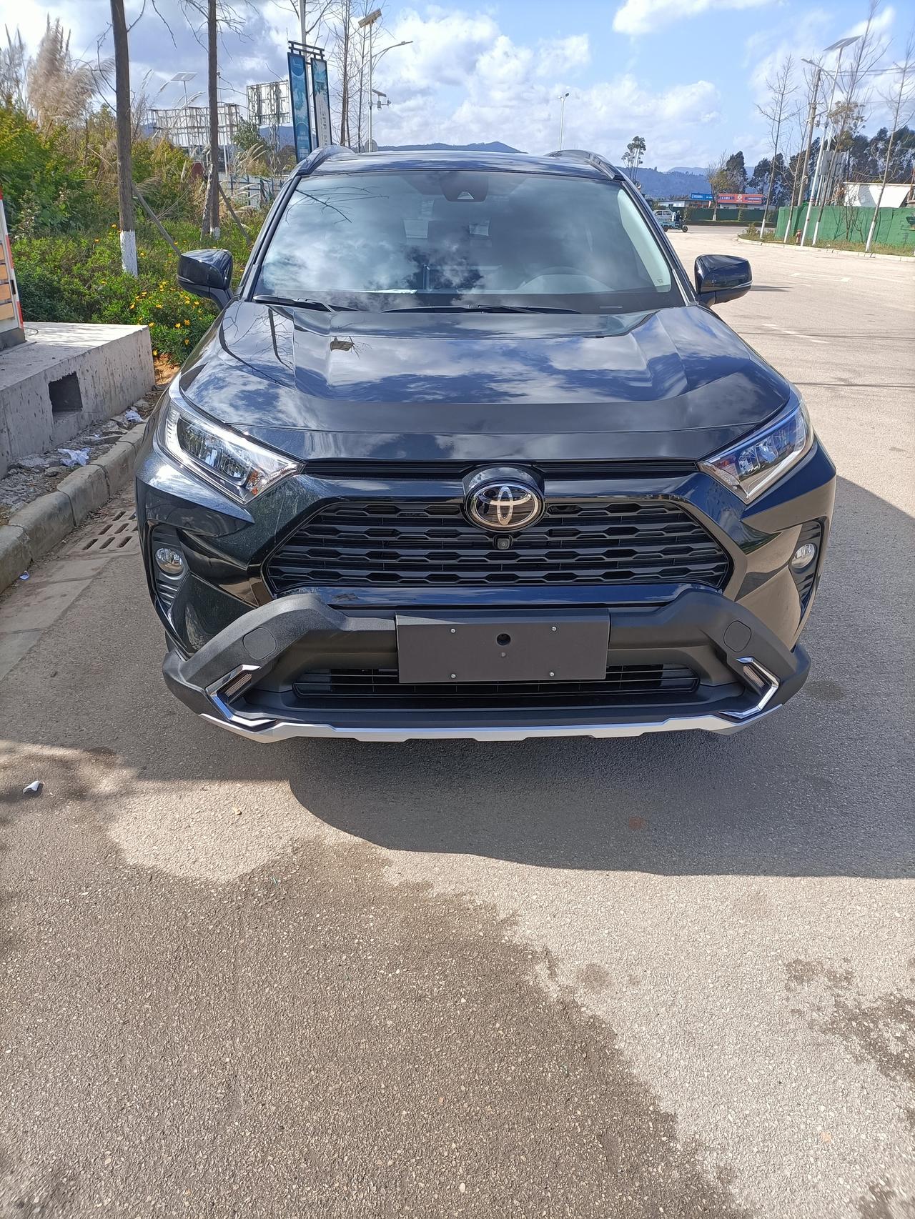 丰田RAV4荣放 我记的风尚PLs版试驾时低速行驶大屏上就弹出360景像了。怎么我T车后就没这功能了怎么设置。路窄会车时