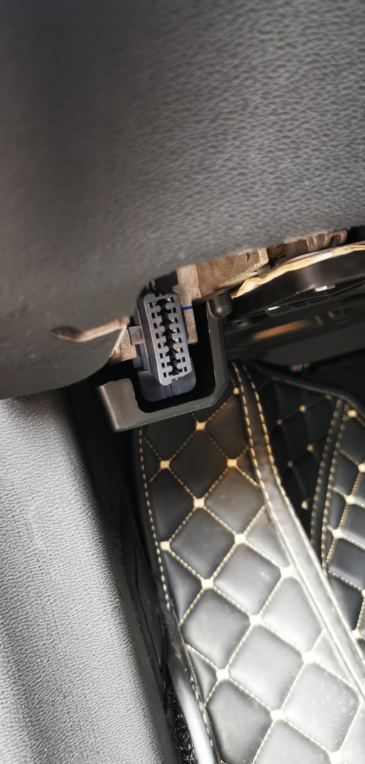 沃尔沃XC60 车友们，这个插电脑的位置裸露在外正常吗？