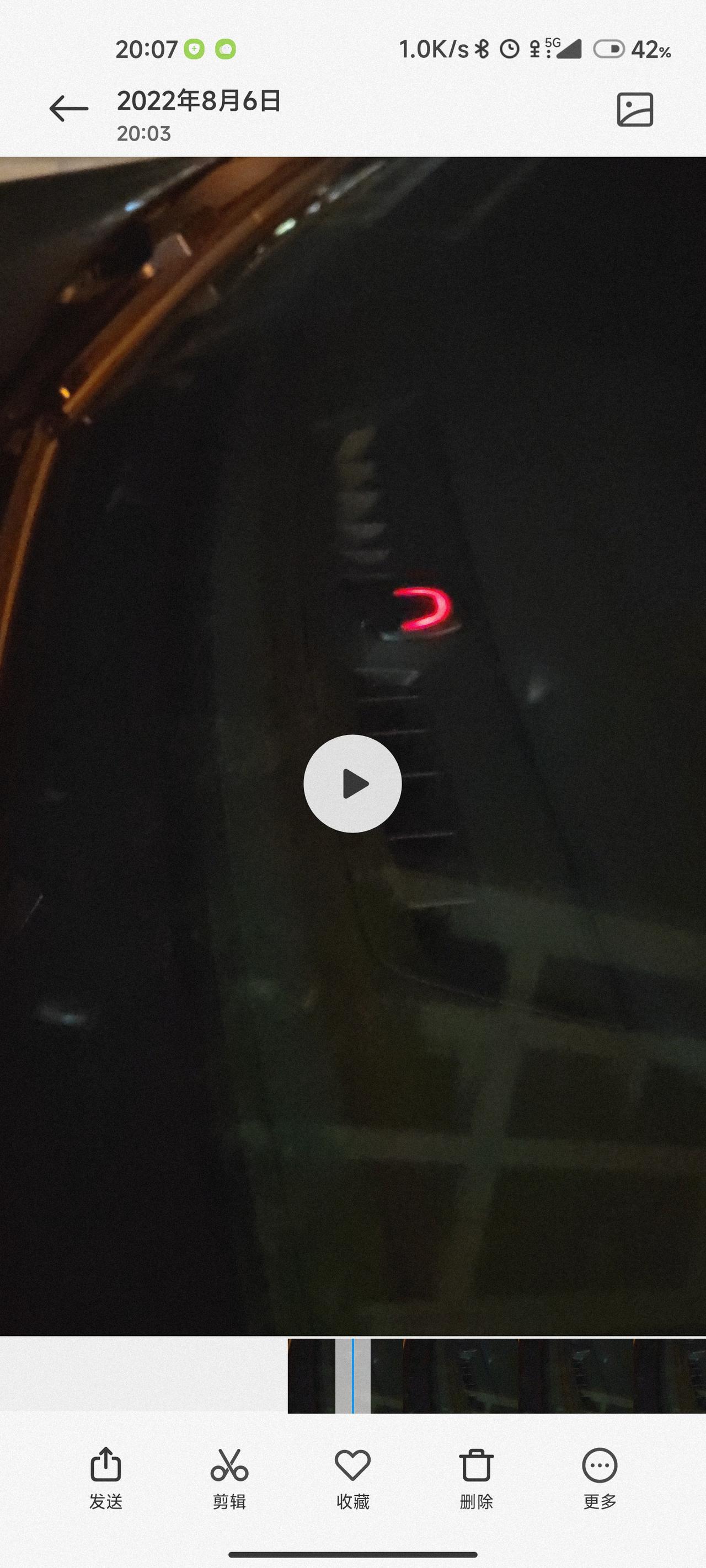 沃尔沃XC60 车锁好后 这个前挡玻璃中间红灯一闪一闪是做什么用？