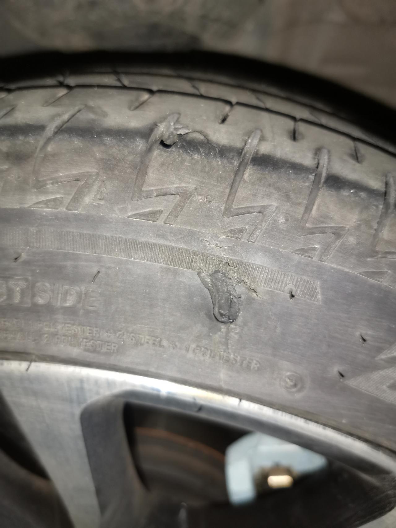 雷凌运动版 泰然者 T005 R17正面侧面各一个坑，全然不知道啥时候干出来的咨询下大佬，需不需要换？ 换过这个胎的麻烦