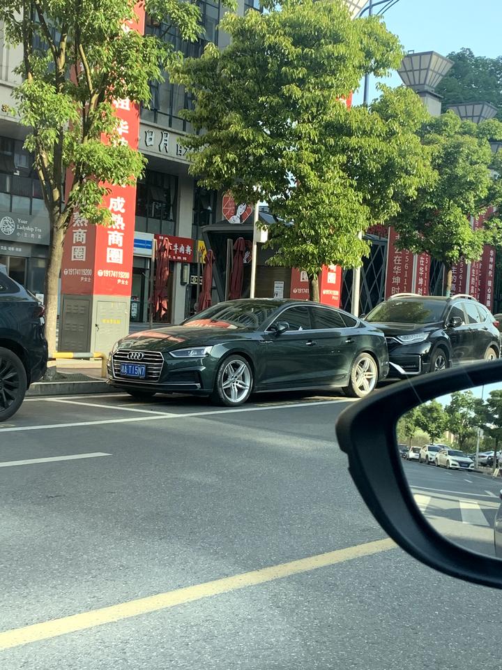 奥迪A3 这是新a3吗 轮毂和线条很好看啊