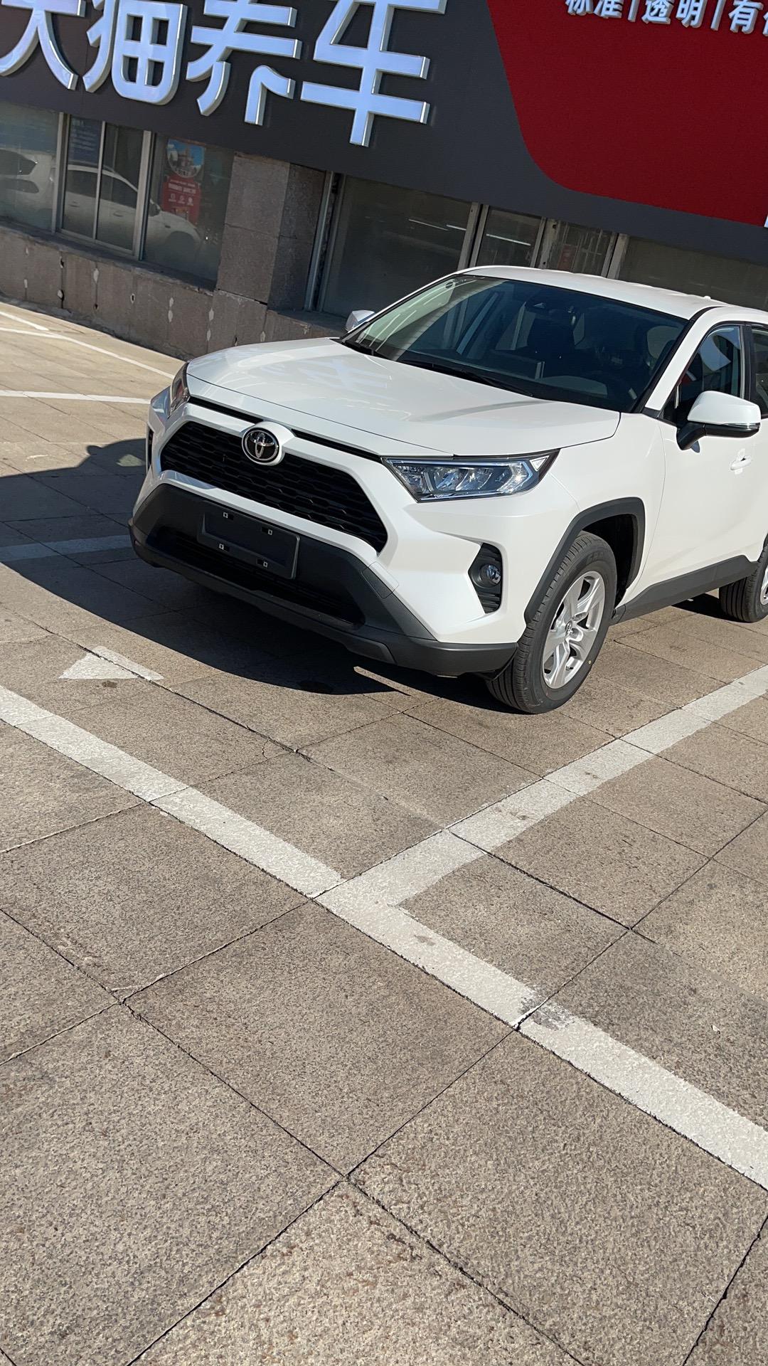 丰田RAV4荣放 铁铁们 ，请问你们提车四儿子店精品安排贴膜的时候前风挡贴膜了没有？