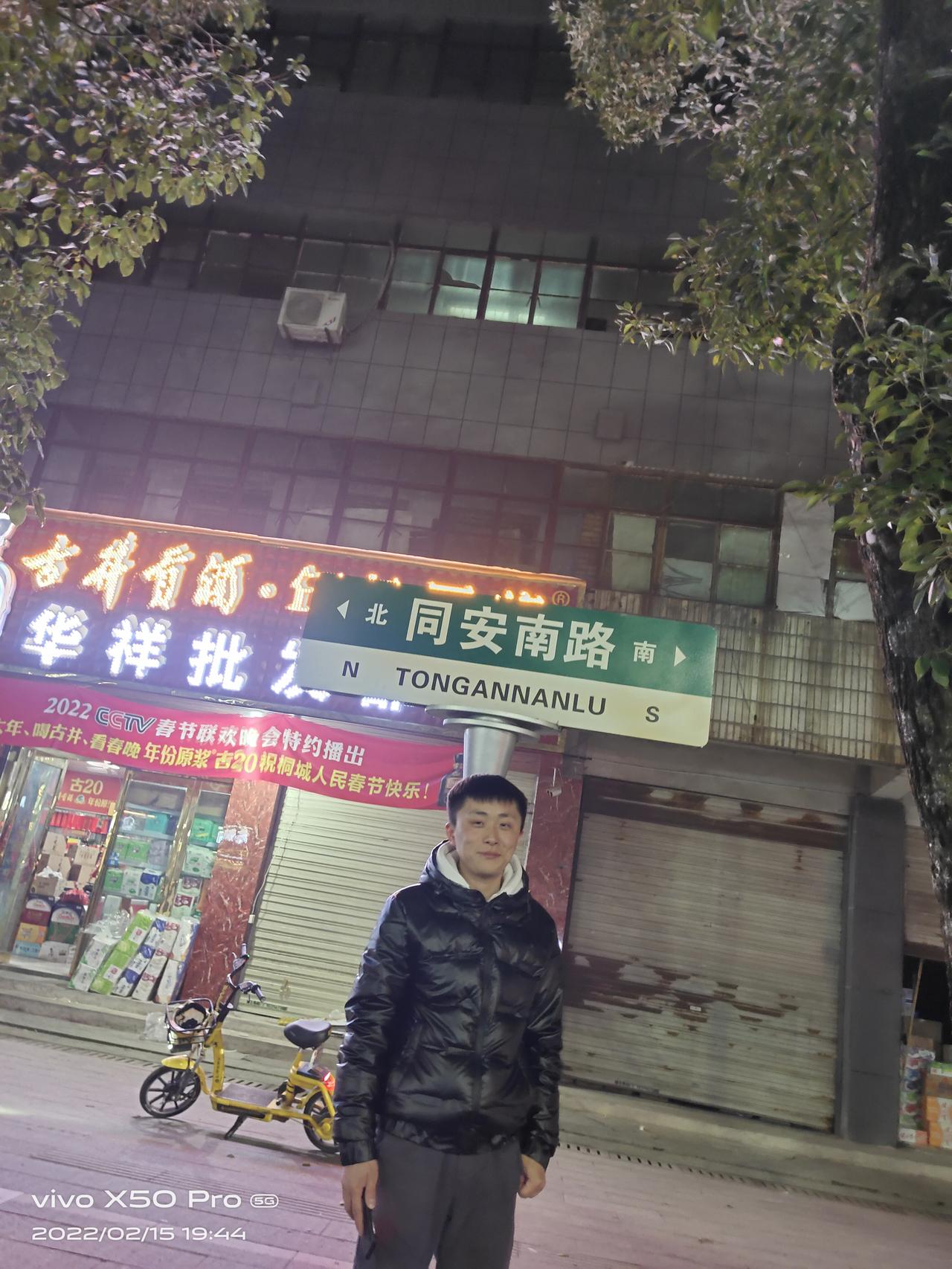 本人96后  一直从事汽车后市场贴膜之类的工作 出来工作也有小十年了  从懵懂少年就对丰田车情有独钟，农村家庭嘛 经济也
