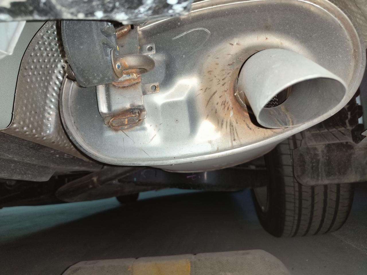 丰田雷凌 今年新提的车，发现排气管这样的焊接，感觉不像是原厂出厂的样子，怀疑新车是不是维修过，请问这样的焊接排气管正常么