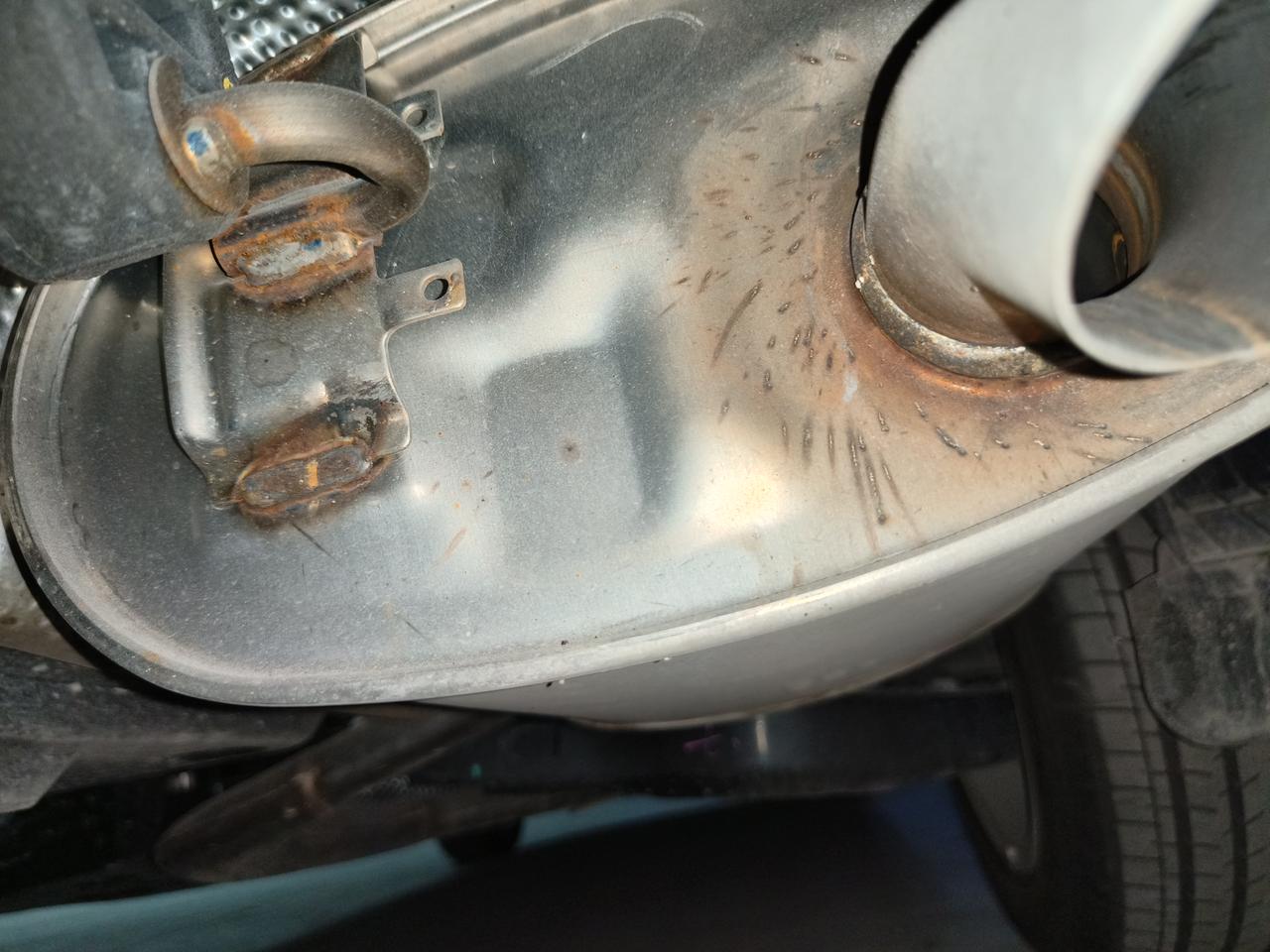 丰田雷凌 今年新提的车，发现排气管这样的焊接，感觉不像是原厂出厂的样子，怀疑新车是不是维修过，请问这样的焊接排气管正常么