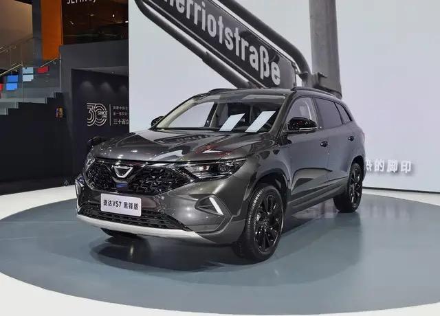 丰田RAV4荣放 选车?必选VS7黑锋版，硬塑料变成了真皮包裹，增加了3000元，但购车优惠3000元，绝对保值，时尚。