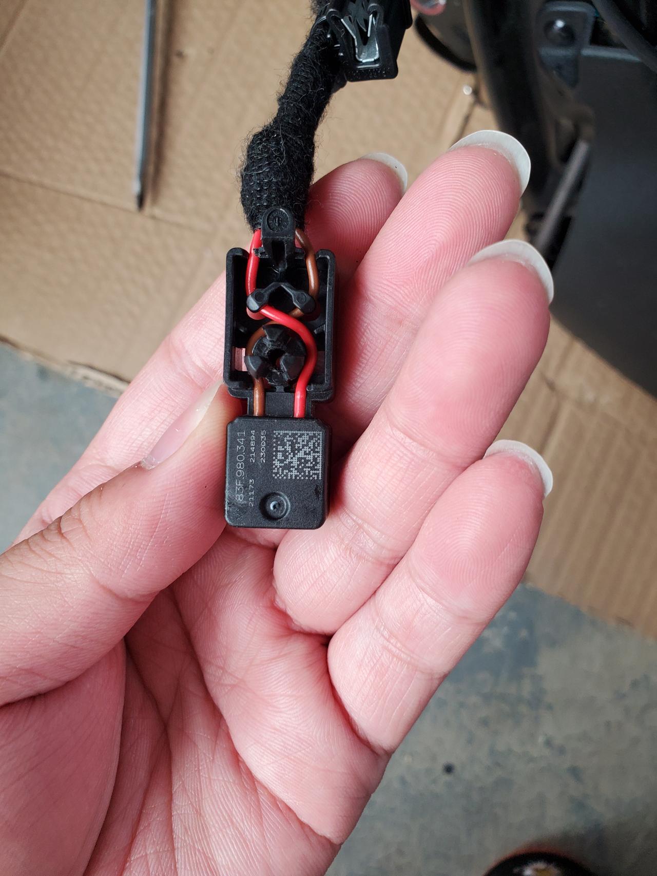 奥迪A3 22a3 拆 副驾座椅改电动时，发现滑轨上中部 有个这东西，是做啥的。
