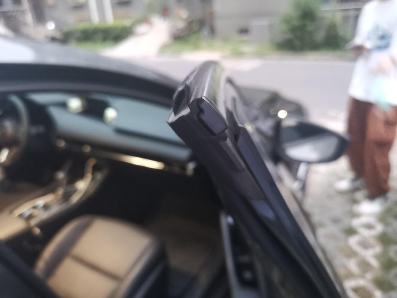 马自达3 昂克赛拉 车子停在小区楼下，被晒了1周，车门的装饰板都翘起来了，还发现副驾驶车门有下沉，怎么办