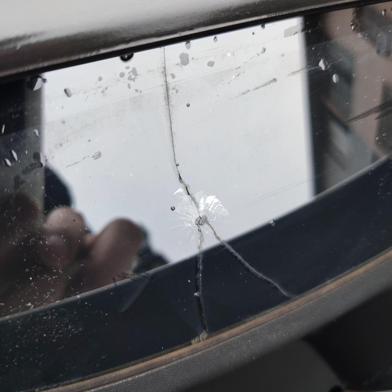 奥迪A3前档玻璃裂了，刚过一年的车,今天发现前档那里好像被什么东西击中了,裂了长横，想问下4S店换一块原厂的大概多少钱？