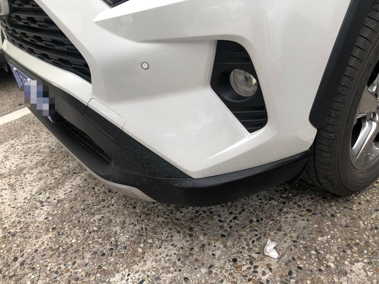丰田RAV4荣放 撞花坛了……有处理的办法吗……这么长一条