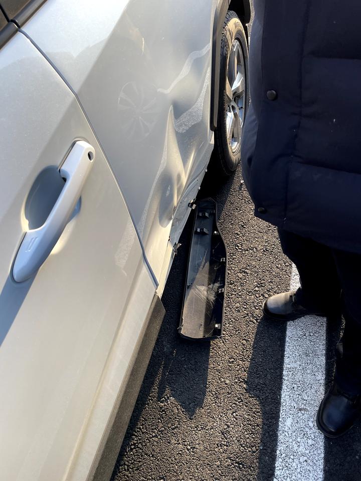 丰田RAV4荣放 请问一下这种情况让别人撞啦，是换门还是修复呢？