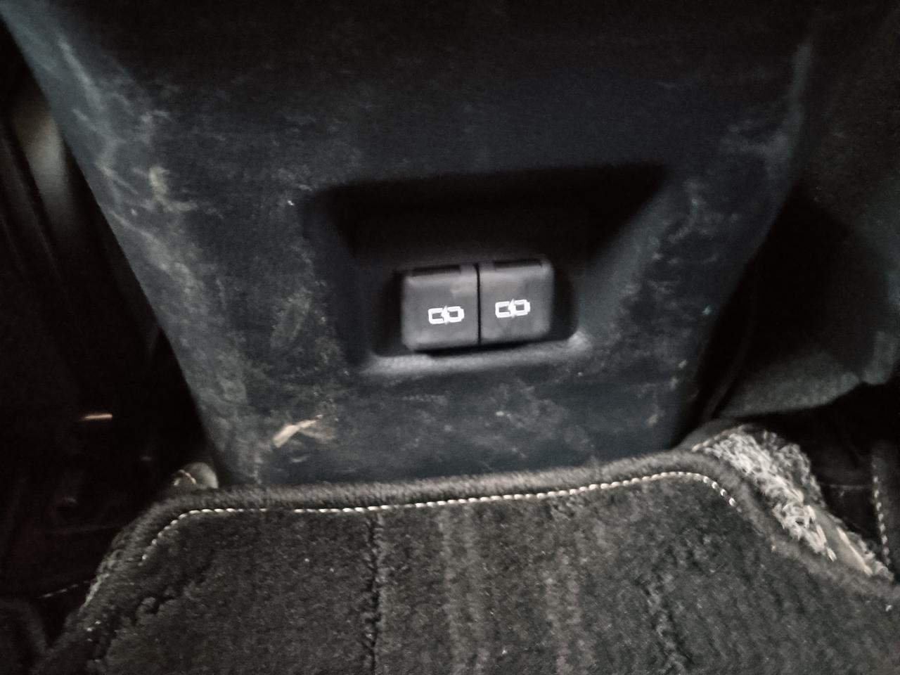 丰田RAV4荣放 21款荣放，贮物箱后两个接口是干什么的？咋用，请车友告诉我！先！谢了！