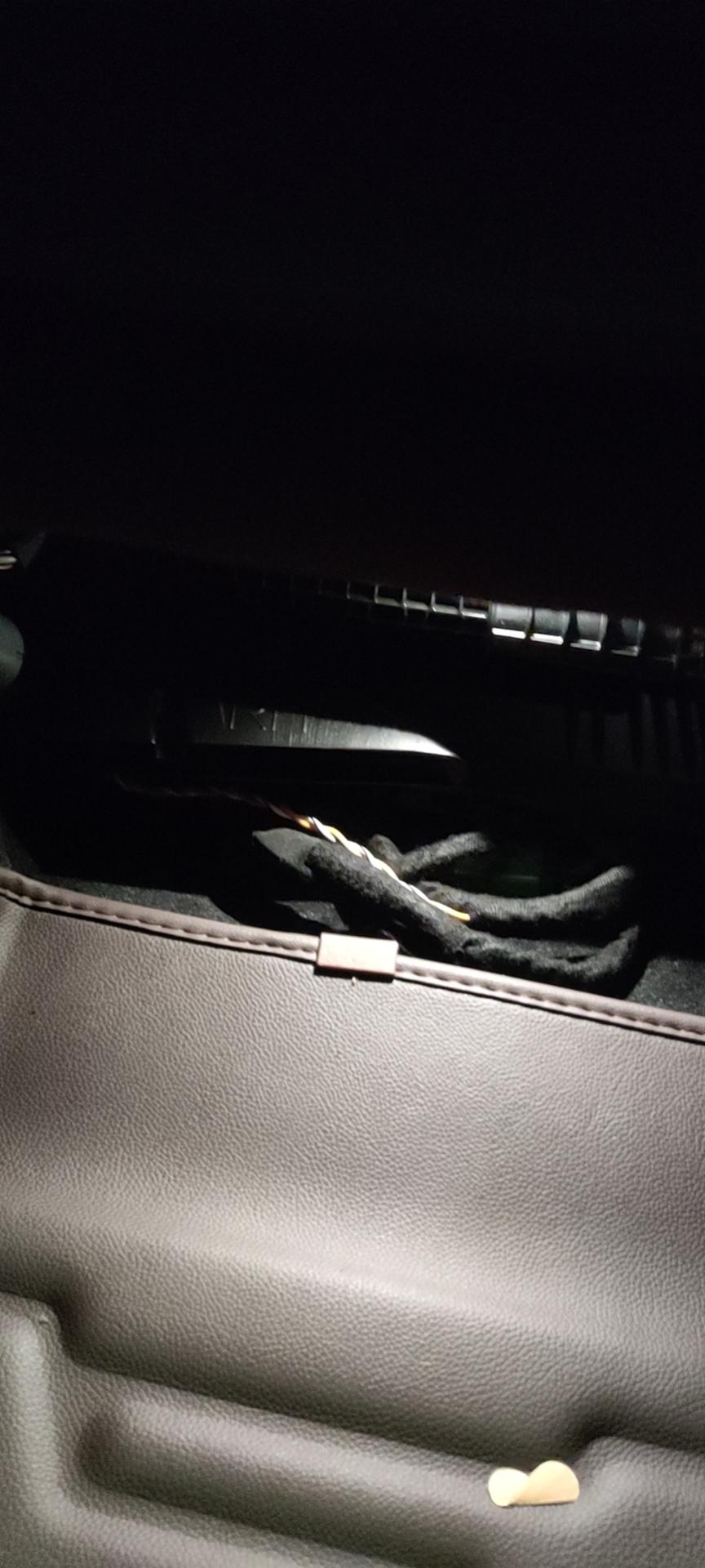 沃尔沃XC60 车友们，新提的车副驾驶下面有这种线路是什么啊，有什么影响吗？