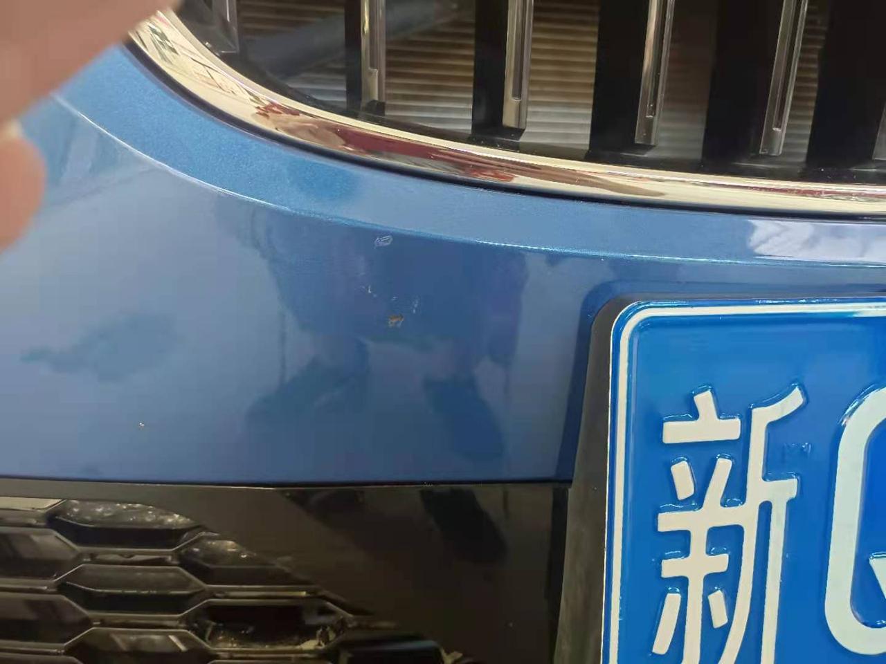 宝马1系 车刚买不到一年，就被不知道啥玩意弄成这样了，想报划痕险去4s点喷漆，但好多人说不用去4s店花个七八百找个私人的