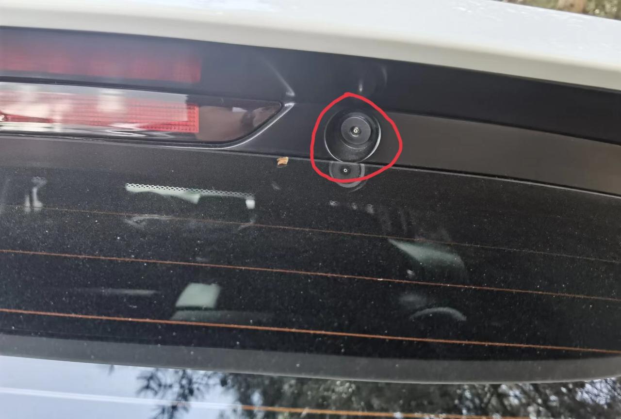 不懂就问，请教微蓝6后尾门这个小圆点和前风挡处这个凹陷下去的是有什么作用啊？谢谢了！