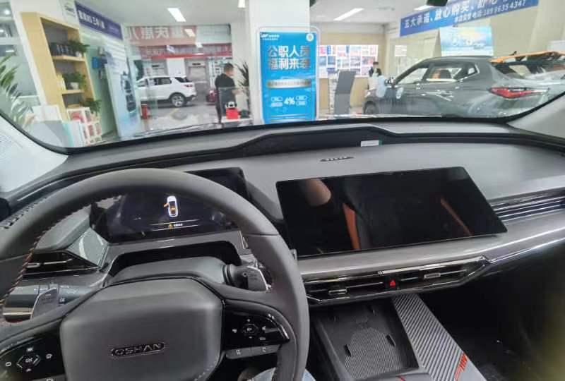 长安欧尚Z6 iDD 今天去4S店看了下实车(销售之前说这个月都没实车了，突然又有了，鬼扯)，总体感觉还不错，后备箱偏小
